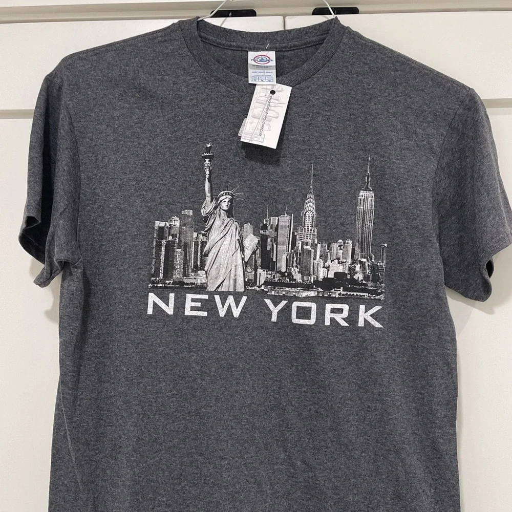 Gray New York Skyline T-Shirt  Size M NWT - Picture 4 of 6